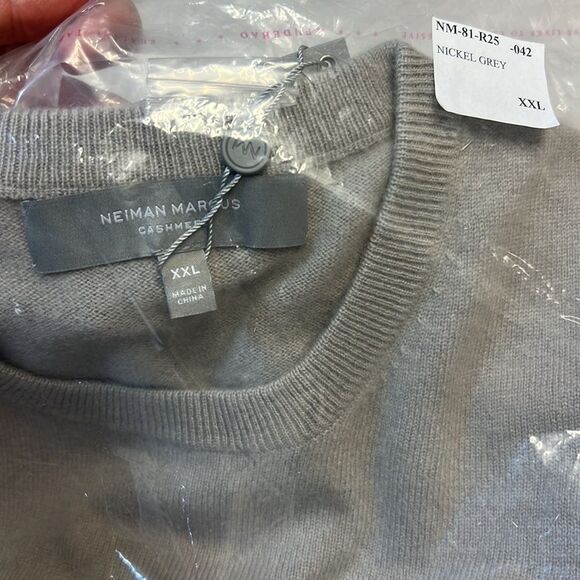 NEIMAN MARCUS - Cashmere Crewneck - Nickel Gray - Picture 2 of 5